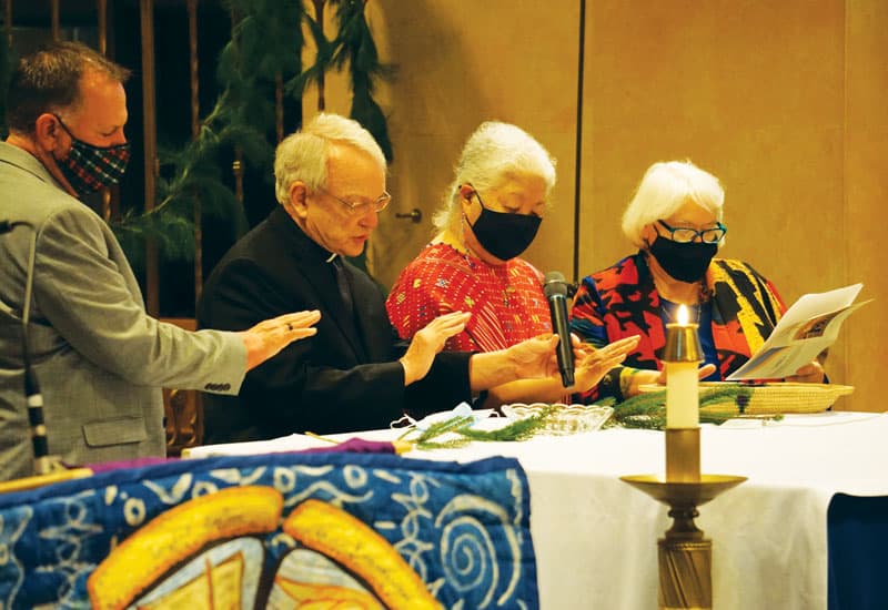 Los líderes de Maryknoll (de izquierda a derecha)Ted Miles, el Padre Lance Nadeau, la HermanaTeruko Ito, y la misionera laica Marj Humphrey bendicen cruces para los nuevos misioneros. (Patrick Norberto/Estados Unidos)