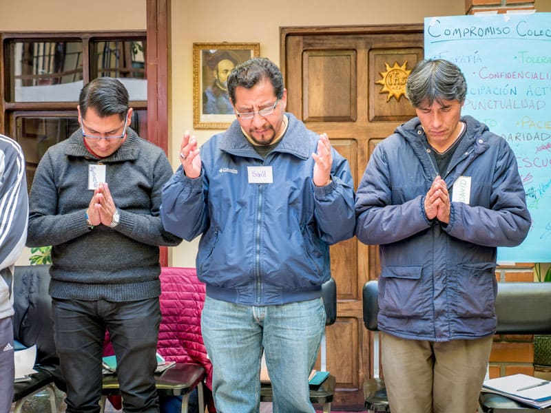 Participantes de un taller ESPERE sobre perdón y reconciliaciónse se unen en oración en una casa parroquial jesuita en Oruru, Bolivia. (Nile Sprague/Bolivia)