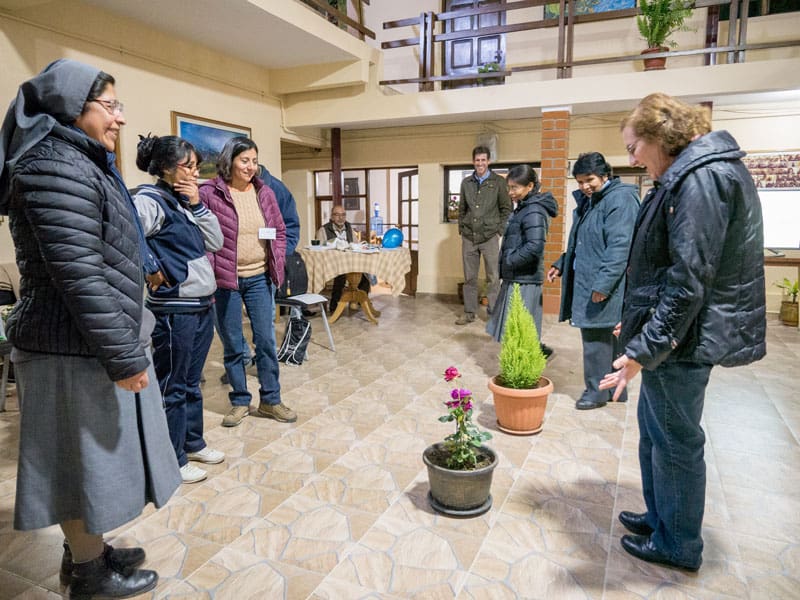 En un taller de ESPERE sobre perdón y reconciliación en Oruro, Bolivia, los participantes aprenden a cuidar el medio ambiente de nuestra casa común, el planeta Tierra. (Nile Sprague/Bolivia)