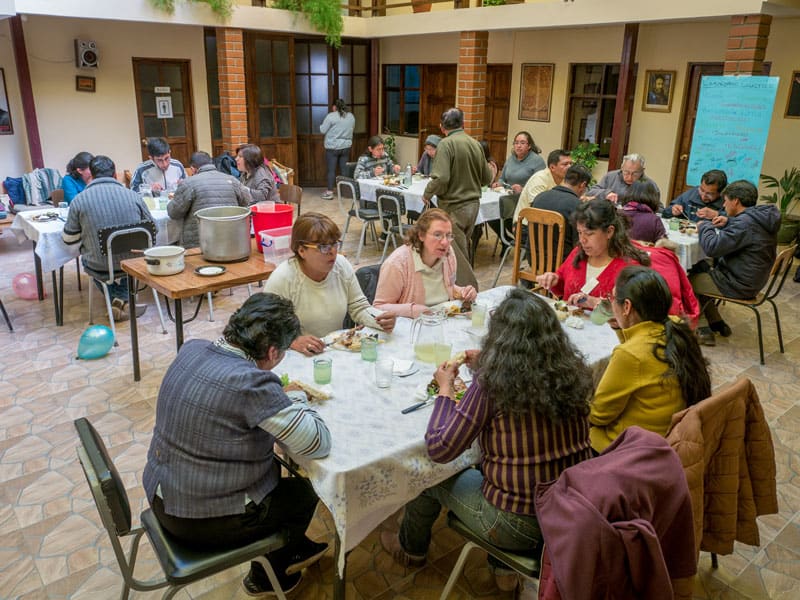 Los participantes comparten una comida durante un taller ESPERE sobre perdón y reconciliación en una casa parroquial jesuita en Oruru, Bolivia. (Nile Sprague/Bolivia)