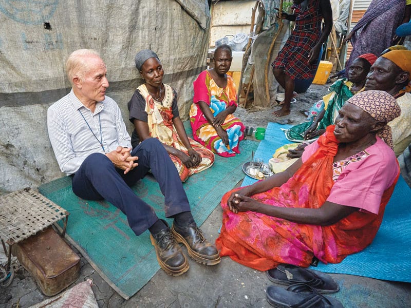 El padre Bassano habla con mujeres dentro del área de Protección de Civiles en la base de la ONU en Malakal, Sudán del Sur, la cual alberga a cerca de 35.000 personas desplazadas. (Paul Jeffrey/Sudán del Sur)