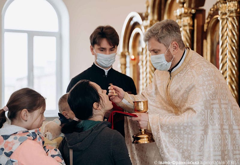 After World Mission Sunday Mass at St. Ferdinand Church, pastor Father Jason Torba and Cardinal Blase Cupich greet the congregation, including all those who do mission in Chicago. (Julie Jaidinger, Chicago Catholic/U.S.)