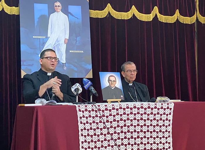 El obispo Oswaldo Escobar Aguilar, pastor de la diócesis de Chalatenango, El Salvador, habla sobre su libro sobre San Óscar Romero en la parroquia de San Francisco de Asís en San Salvador, El Salvador, el 24 de marzo de 2021, acompañado por el cardenal Gregorio Rosa Chávez. (Foto del SNC/Rhina Guidos)