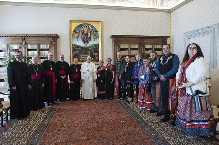 El Papa Francisco aparece en una foto con delegados indígenas canadienses del Consejo Nacional Métis y obispos que representan a la conferencia de obispos canadienses durante una reunión en el Vaticano el 28 de marzo de 2022. (Foto de CNS/Vatican Media)