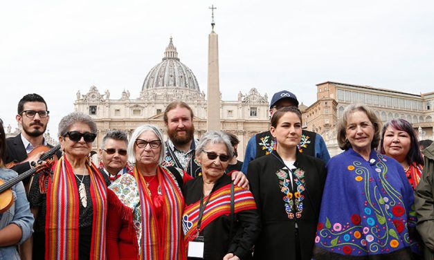 El Papa se reúne en el Vaticano con grupos indígenas y obispos de Canadá