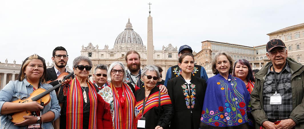 El Papa se reúne en el Vaticano con grupos indígenas y obispos de Canadá