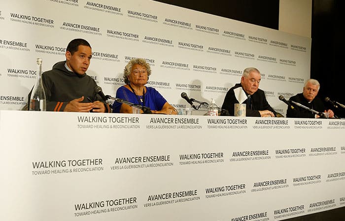 Representantes de los inuit y los obispos católicos canadienses dan una conferencia de prensa en Roma después de reunirse con el Papa Francisco en el Vaticano el 28 de marzo de 2022. En la foto de izquierda a derecha aparecen Natan Obed, presidente de los inuit Tapiriit Kanatami, Martha Greig con los inuit, el arzobispo Richard Gagnon de Winnipeg, Manitoba, y el obispo William T. McGrattan de Calgary, Alberta. (Foto del SNC/Paul Haring)