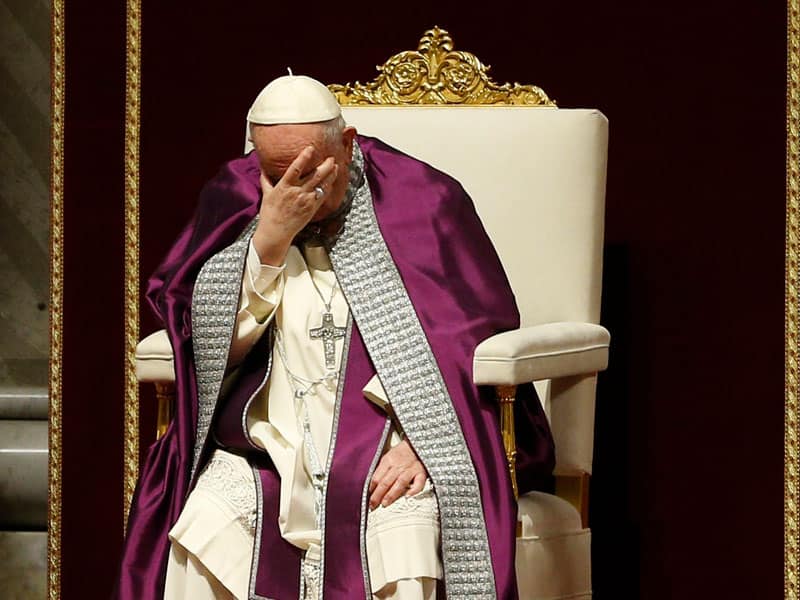 incopy-1.-20220325T1313-POPE-PENANCE-SERVICE-1524238 Antes de consagrar a Ucrania y a Rusia al corazón de María, el Papa Francisco reza durante un servicio de penitencia de Cuaresma en la Basílica de San Pedro en el Vaticano el 25 de marzo de 2022. (Foto CNS/Paul Haring)