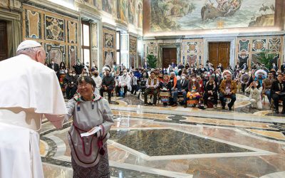 Papa se disculpa por el trato a indígenas en Canadá, promete visitar