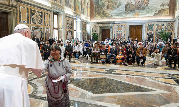 Papa se disculpa por el trato a indígenas en Canadá, promete visitar