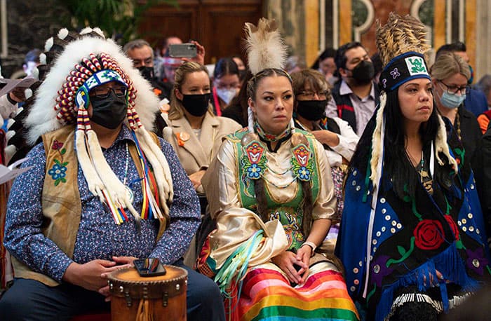 Delegados que representan a las Primeras Naciones de Canadá, Métis e Inuit en el Clementine Hall del Vaticano durante una reunión con el Papa Francisco el 1 de abril de 2022. (Foto de CNS/Vatican Media)