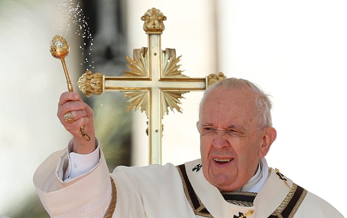 El Papa Francisco bendice a los fieles con agua bendita al comienzo de la Misa de Pascua en la Plaza de San Pedro en el Vaticano el 17 de abril de 2022. (Foto CNS/Paul Haring)