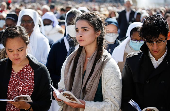 La gente asiste a la celebración de la Misa de Pascua del Papa Francisco en la Plaza de San Pedro en el Vaticano el 17 de abril de 2022. (Foto CNS/Paul Haring)