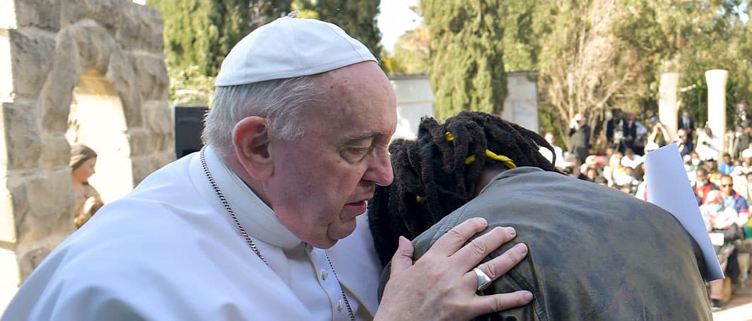 En Malta, joven migrante narra al Papa cruda historia de cómo escapó de la violencia en Nigeria
