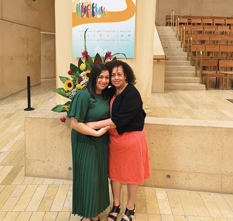 Karen Luna abraza a su mamá, Ena Duran, al final de una Misa de apertura de la fase arquidiocesana del Sínodo 2021-2023. (Cortesía de Karen Luna/EE.UU.)