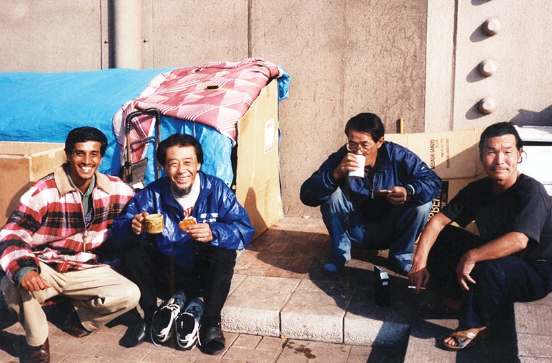 En Japón, Merwyn De Mello visita a unos amigos indigentes que vivían en cajas de cartón a lo largo del río Sumida de Tokio. (Cortesía de Merwyn De Mello/Japón)