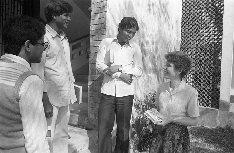 La hermana Perlewitz conversa con jóvenes seminaristas en 1989 en el Seminario del Espíritu Santo en Dhaka, Bangladesh, donde enseñó una clase de NuevoTestamento durante 25 años. (Maryknoll Mission Archives)