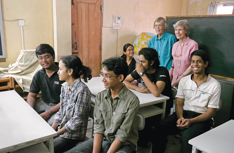 Las cofundadoras de BACHA, las hermanas Maryknoll Miriam Perlewitz y Joan Cordis Westhues (blusa azul) se reúnen con estudiantes adolescentes en el año 2009 en Bangladesh. (Sean Sprague/Bangladesh)