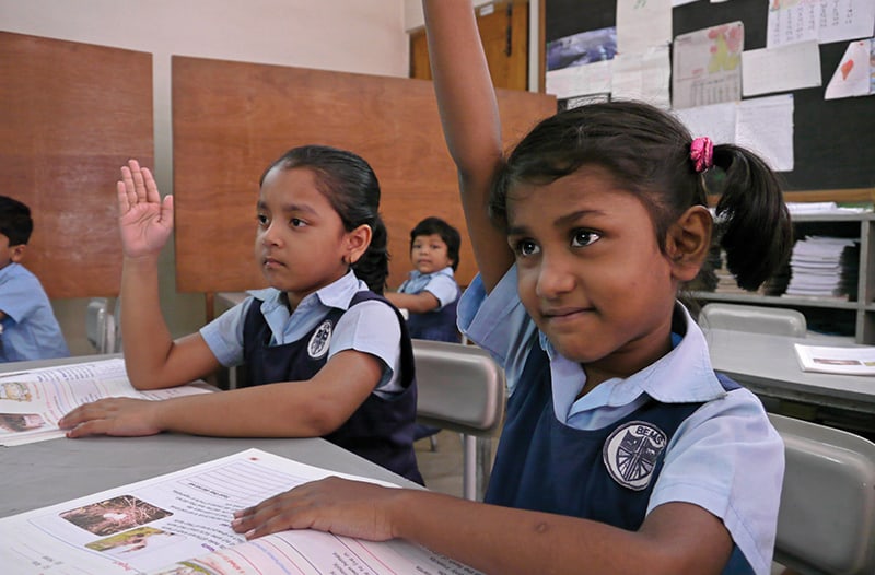 Niñas estudiantes participan con entusiasmo en BACHA, la primera escuela de este tipo en Bangladesh con base en el pensamiento crítico y no en la memorización, en el año 2009. (Sean Sprague/Bangladesh)
