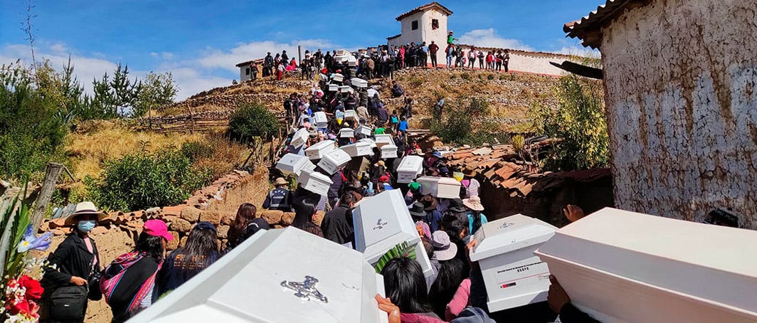 Indígenas peruanos entierran restos de decenas masacrados en 1985