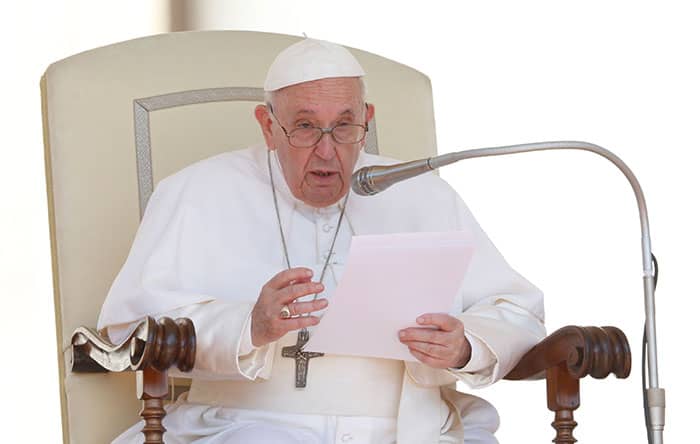 que no se utilice el trigo como arma de guerra : El Papa Francisco habla durante su audiencia general en la Plaza de San Pedro en el Vaticano el 1 de junio de 2022. (Foto CNS/Paul Haring)