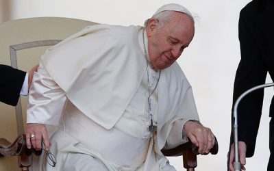 Papa se disculpa por aplazar viaje a África en julio