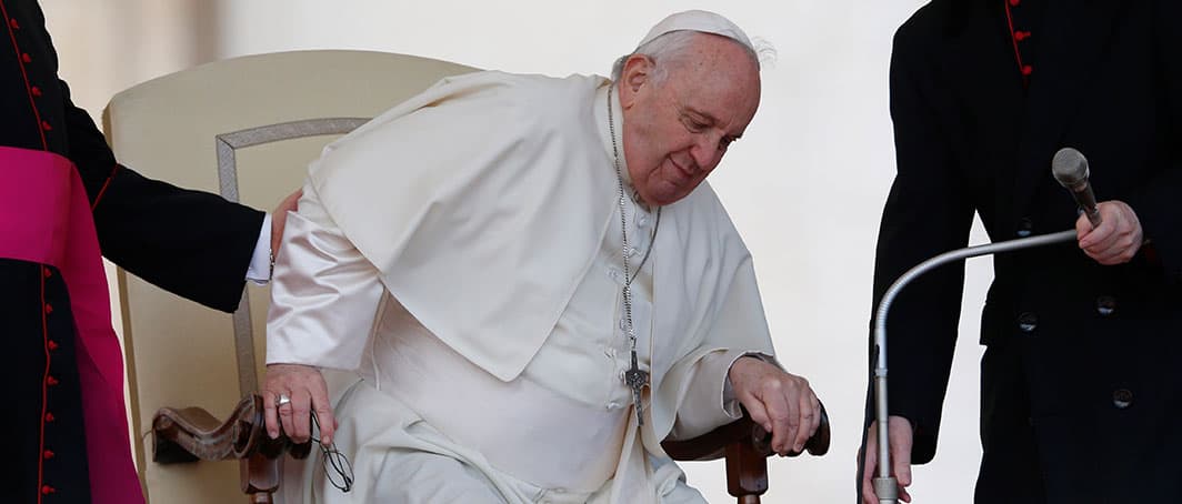 Papa se disculpa por aplazar viaje a África en julio