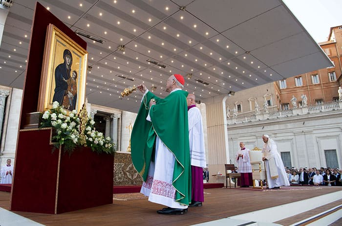 20220626T0930-POPE-MASS-FAMILIES-1716962-RESIZED El cardenal estadounidense Kevin J. Farrell, prefecto del Dicasterio para los Laicos, la Familia y la Vida, usa incienso durante la Misa a la que asistió el Papa Francisco durante el Encuentro Mundial de las Familias en el Vaticano el 25 de junio de 2022. (Foto de CNS/Vatican Media)