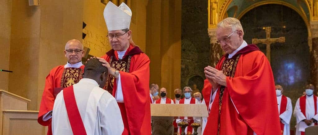 Cardenal Tagle Ordena a Nuevo Sacerdote Maryknoll