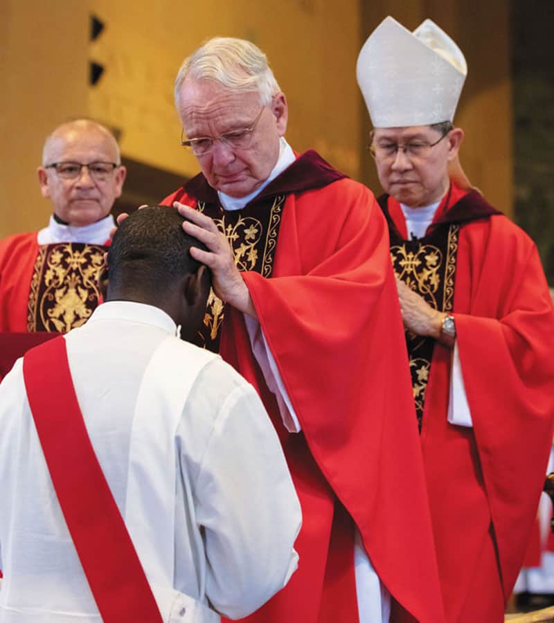 El Superior General de Maryknoll, Padre Lance Nadeau, bendice al candidato. (Octavio Durán/EE.UU.)