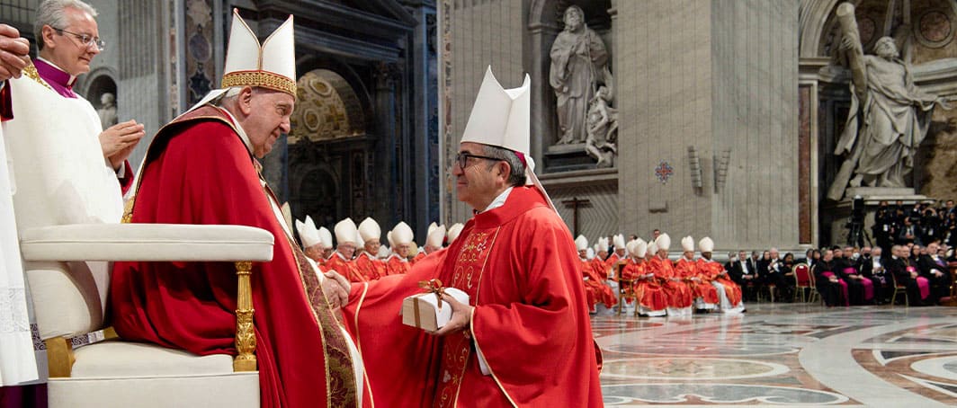 El Papa Francisco bendice 44 palios de los nuevos arzobispos metropolitanos