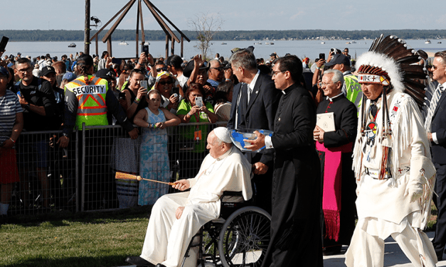 Con peregrinos indígenas, papa visita lago de Sta. Ana conocido por aguas curativas