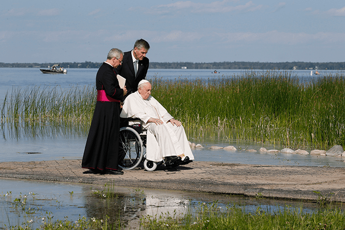 El Papa Francisco participa en la peregrinación y liturgia de la palabra en el Lago Santa Ana (Lac Ste. Anne), Alberta, 26 de julio de 2022, donde se unió a los peregrinos indígenas en oración por la curación. (Foto de CNS/Paul Haring)