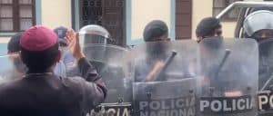 El obispo Rolando José Álvarez de Matagalpa, Nicaragua, aparece en una captura de pantalla de un video en su residencia en Matagalpa mientras la policía antidisturbios bloquea la puerta. El obispo dijo que la policía le impedía a él, a seis sacerdotes y a seis laicos salir de las oficinas diocesanas locales. (Captura de pantalla del CNS/YouTube)