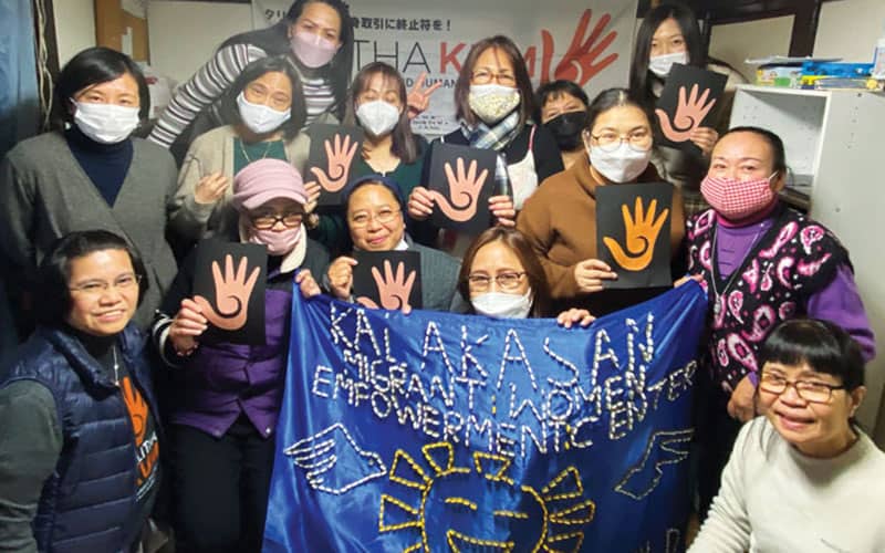La hermana Avelino (abajo a la izquierda) se une a los socios, miembros y personal de Kalakasan para crear conciencia sobre el problema de la trata de personas. (Cortesía de Abby Avelino/Japón)