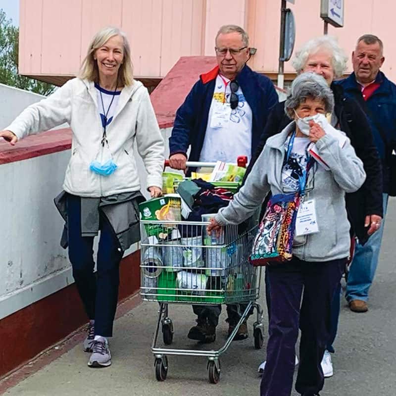 En Varsovia, los Afiliados Maryknoll (de izquierda a derecha) Pam Cibik, Ken Palisin, Janet Alberti y Lita Sharone compran suministros. No está presente en la foto: Curt Alberti. (Cortesía de Janet Alberti/Polonia)a
