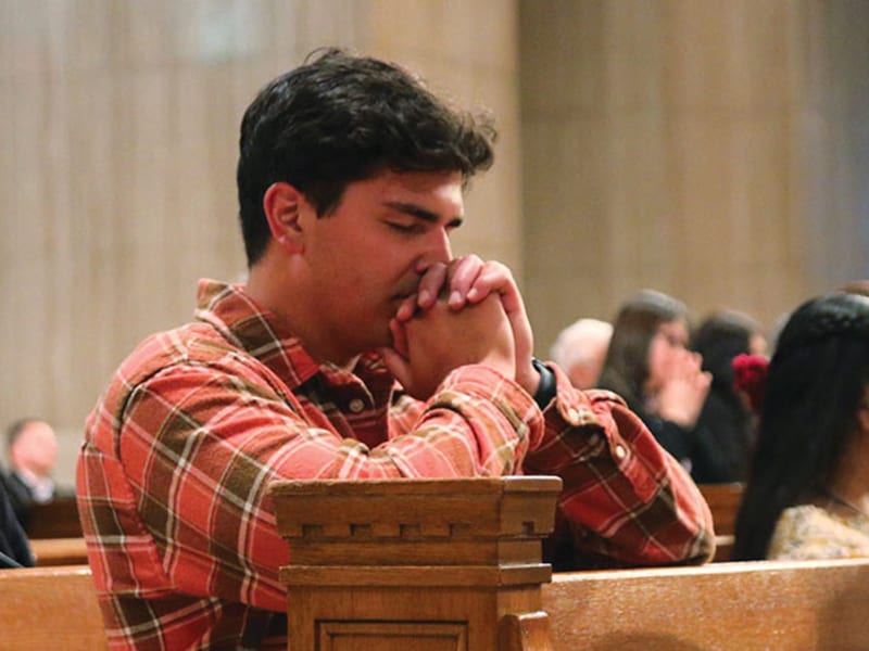 Participantes del encuentro Raíces y Alas rezan durante la Misa en la Basílica del Santuario Nacional de la Inmaculada Concepción en Washington el 27 de abril de 2022. (CNS vía USCCB/EE.UU.)