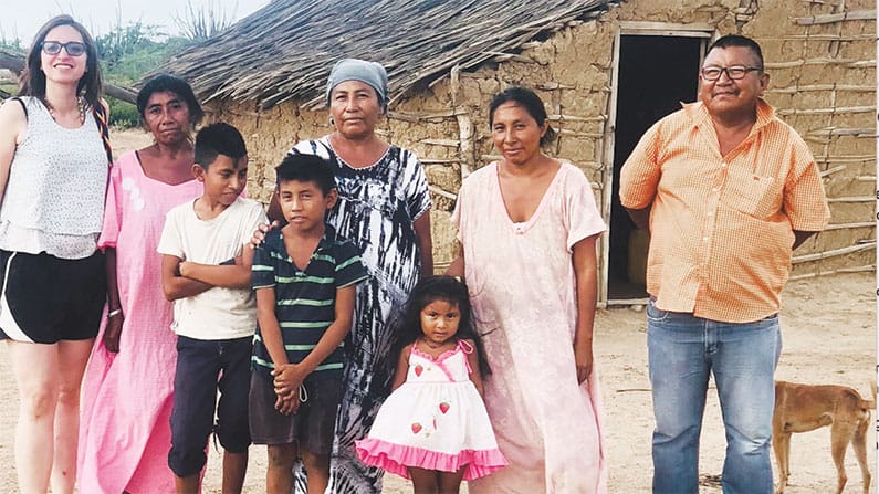 Al participar en un proyecto de investigación, Nalliber Ruiz Torres (izq.) visitó a miembros del pueblo indígena wayuu que sufren por falta de agua en La Guajira, Colombia. (Cortesía de Nalliber Ruiz Torres/Colombia)