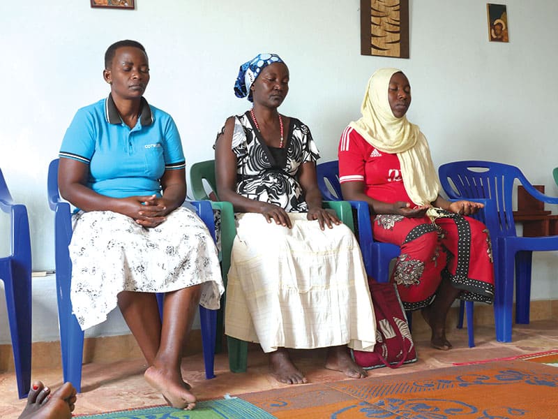 Vecinos tanzanos acuden a la Casa de Oración para formar parte de una comunidad orante que pone al alcance de los vecinos el silencio, la paz y la contemplación. (Sean Sprague/Tanzania)