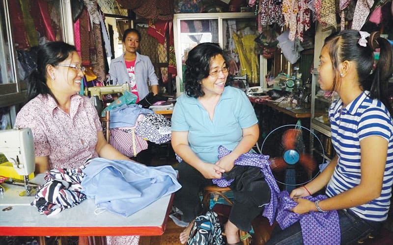 La Hermana Maryknoll Leonor Montiel visita a personas en Camboya, como parte de Seedling of Hope, un programa para brindar apoyo a las personas que viven con el VIH y sus familias. (Sean Sprague/Camboya)