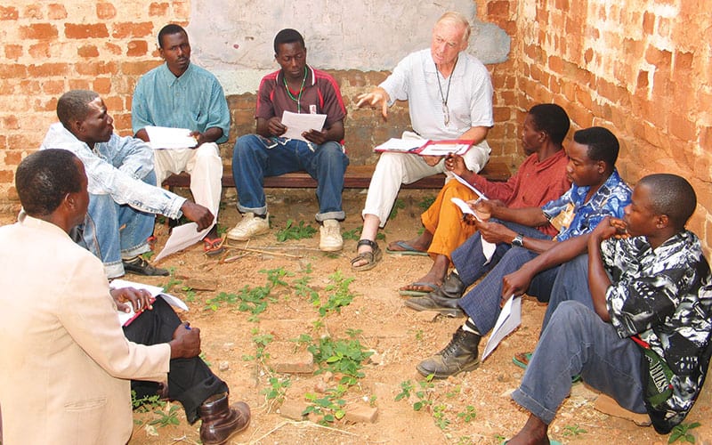 El padre Thesing habla con miembros de pequeñas comunidades de adoración en Mozambique en 2004. Los Maryknoll han aprendido el valor del diálogo con la gente a la que acompañan. (Mark Gruenke, Maryknoll Mission Archives/Mozambique)