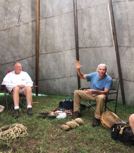 Dentro de la carpa de nativos americanos, el Diácono Dennis Holley (izquierda), quien ayudó a organizar el viaje de inmersión, escucha junto a otros participantes al jefe Gary Cheeseman que cuenta la historia de la creación de los lakota. (Scott Giblin/EE.UU.)