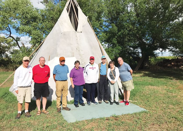 Los participantes en el viaje de inmersión misionera de Maryknoll visitan el tipi (carpa indígena) de su guía lakota, un profesor asociado de la Universidad de Dakota del Sur. (Cortesía de Scott Giblin/EE.UU.)