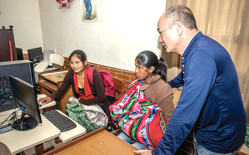 El Misionero Laico Maryknoll Hiep Vu dando clases de computación a estudiantes en el Instituto Virgen del Rosario, dirigido por religiosas en Punata, Cochabamba, Bolivia. (Nile Sprague/Bolivia)