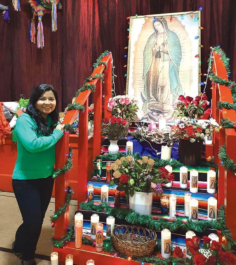 Silvana Martínez junto a la imagen de la Virgen de Guadalupe en el Centro Sagrado Corazón, que ayuda a migrantes en Richmond, Virginia. (Cortesía de Silvana Martínez/EE.UU.)