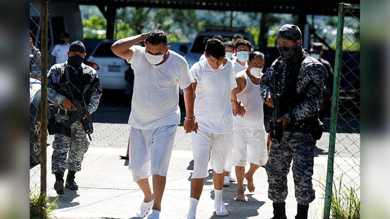 Tras represión en El Salvador, ejército detiene ilegalmente a adolescentes