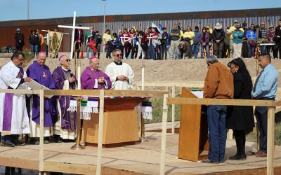Obispo recuerda vidas de migrantes en Misa sobre las aguas de Rio Bravo