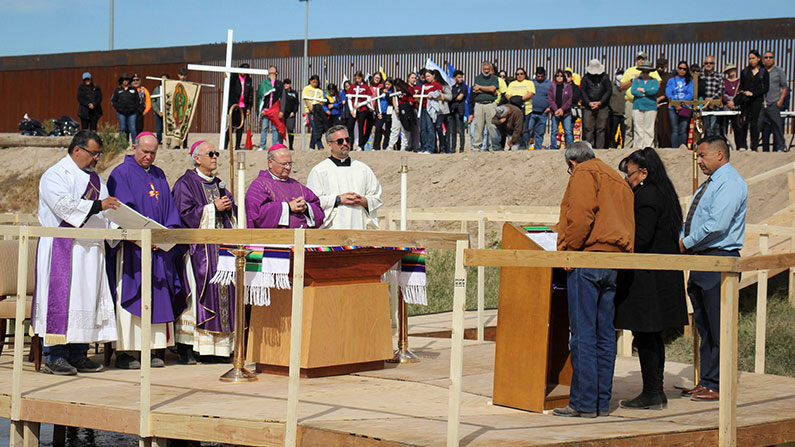 Obispo recuerda vidas de migrantes en Misa sobre las aguas de Rio Bravo