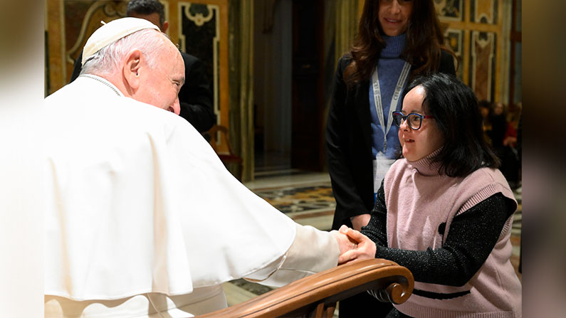 Papa: Incluir a personas con discapacidades significa valorarlas