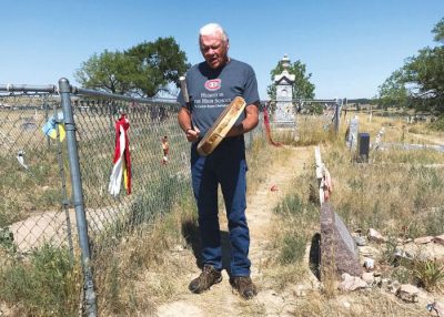 El jefe lakota Gary Cheeseman canta y toca un tambor en el sitio ceremonial, un cementerio indígena, lugar donde comenzó y concluyó el viaje de inmersión misionera de Maryknoll. (Scott Giblin/EE.UU.)